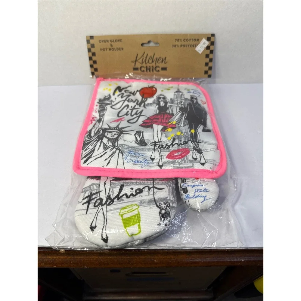 Kitchen Chic New York City Fashion Oven Glove Pot Holder Set Neon Pink Trim NEW